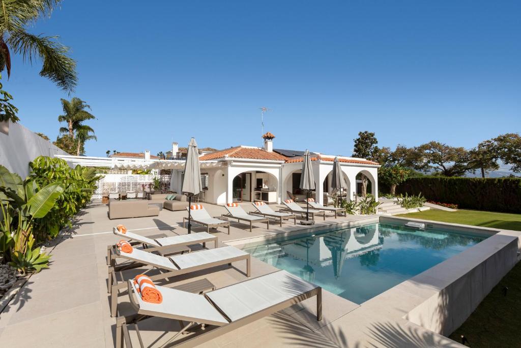 Private pool & sunbeds