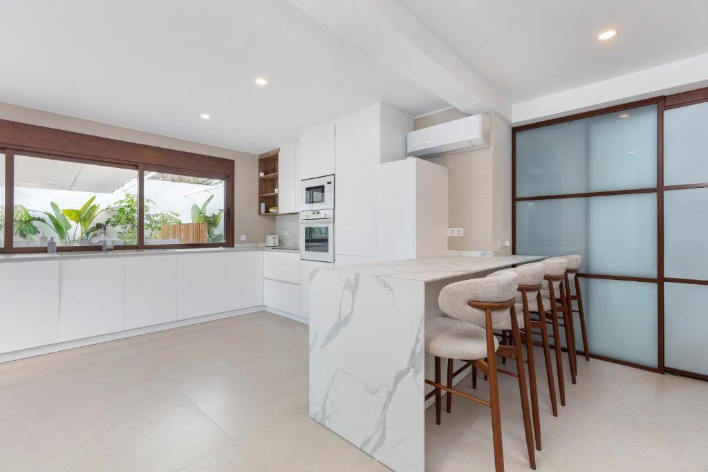 Kitchen & breakfast bar