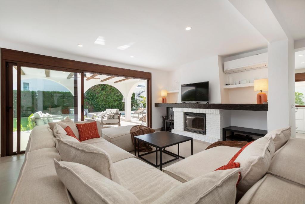 Living room & fireplace